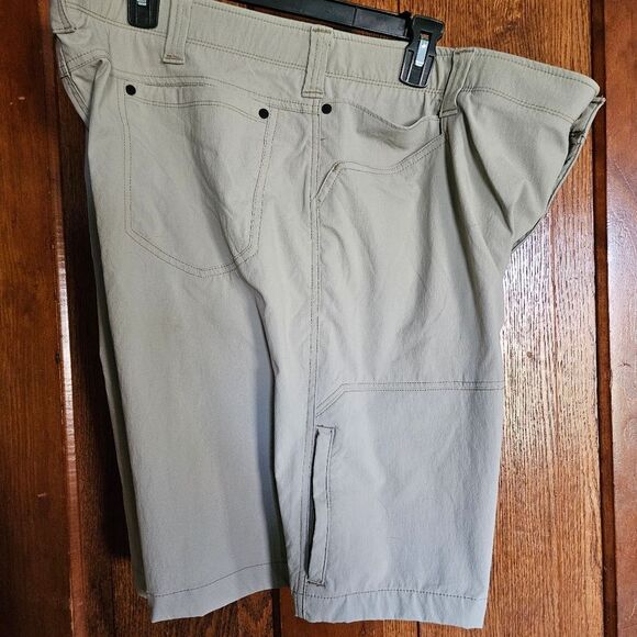 Wrangler Cargo Shorts Men’s W 42 Tan Casual Utility Pockets Outdoor Hiking Work - Picture 1 of 6